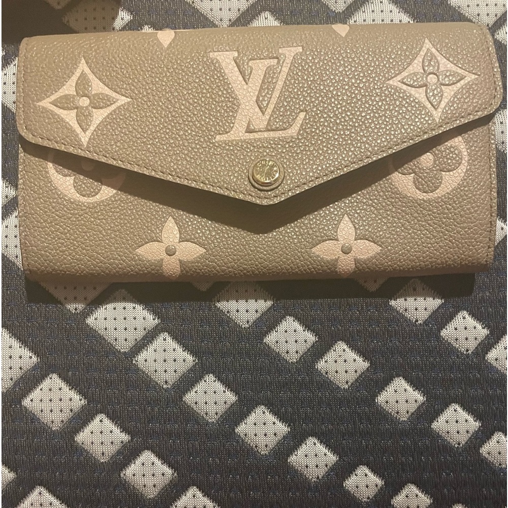 Louis Vuitton wallet. matches purse I posted on my last listing! Brand new!!